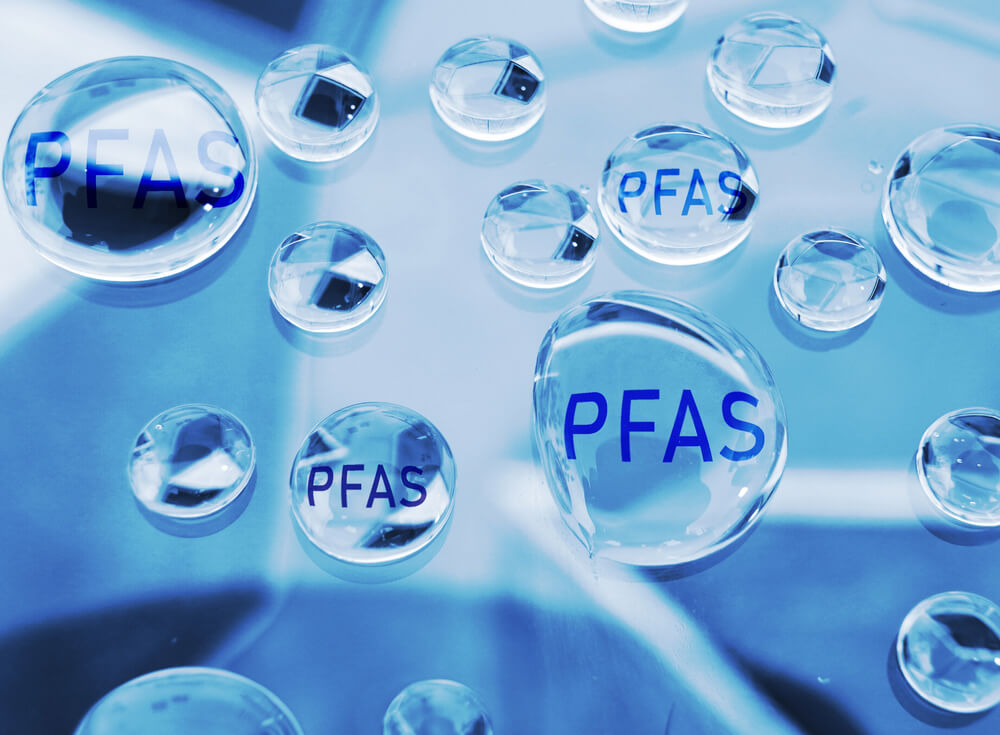 PFAS im Trinkwasser mit Umkehrosmose herausfiltern Symbolbild für PFAS im Trinkwasser, die man mit Umkehrosmose herausfiltern kann