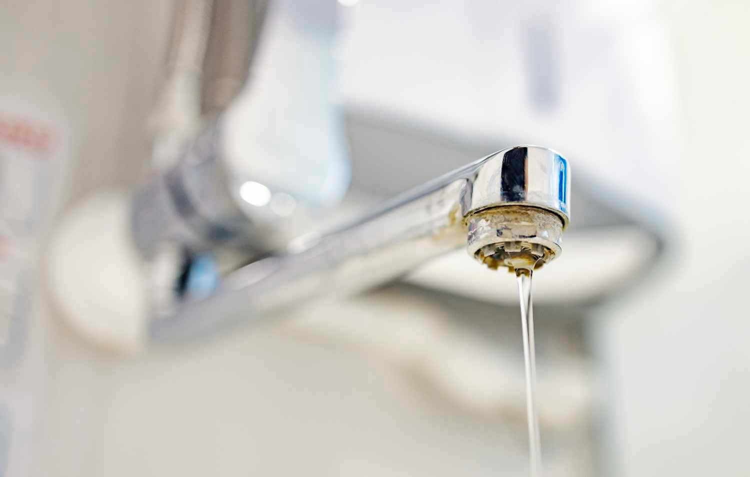 Verkalkter Wasserhahn in Berliner Neubau nach 3 Jahren Wasserhahn mit verkalktem Perlator