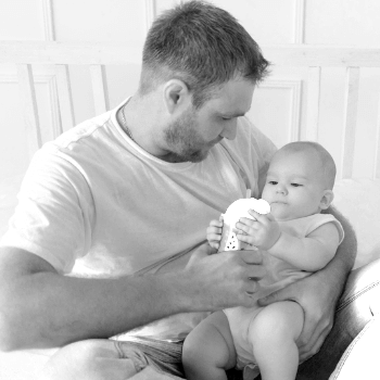 vater-fuettert-baby-mit-babywasser_1_